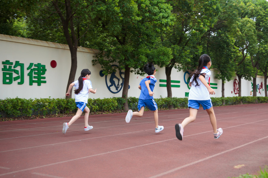 摄图网_500603183_banner_学生操场跑步运动（企业商用）.jpg